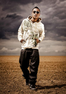 Shooting photo avec Willy Denzey – Un portrait puissant capturé dans un décor presque lunaire, avec un ciel dramatique et une ambiance cinématographique.
