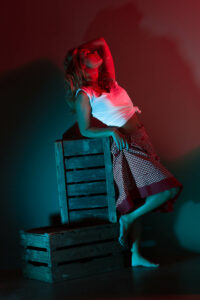 Shooting Photo Priscilla sous une lumière rouge et bleue, réalisé par le photographe professionnel à Nice Yan Forhan, créant une ambiance artistique.