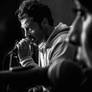 Christophe Maé en studio d’enregistrement, capté en pleine concentration. Une mise en scène immersive qui traduit l’intensité de l’instant musical.