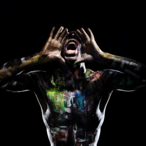 Shooting artistique avec David Dickens, capturant un portrait intense et symbolique, luttant contre un cri silencieux.