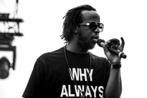 Youssoupha en concert live, capturé en pleine répétition par le photographe Yan Forhan. Un portrait en noir et blanc qui révèle son énergie et son engagement scénique.