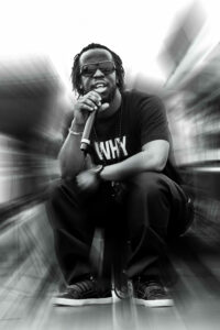 Youssoupha en concert live, capturé par le photographe Yan Forhan. Un portrait intense en noir et blanc qui reflète son énergie brute et sa connexion scénique.
