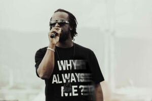 Youssoupha en concert live, capturé dans toute son intensité par le photographe Yan Forhan. Un portrait puissant du Prim’s Parolier, figure du rap français.