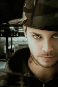 Portrait Photo Matt Pokora par Yan Forhan – Regard perçant et ambiance urbaine