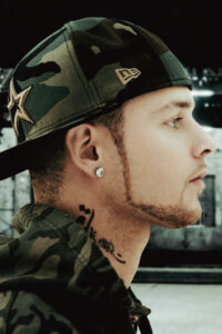 Portrait Photo de profil de Matt Pokora par Yan Forhan – Charisme et style urbain en gros plan