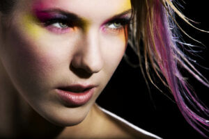Portrait de Lorie avec un maquillage coloré et lumineux, réalisé par Yan Forhan, photographe officiel de Lorie Pester, et maquillé par Damien Dufresne. Image issue de son livre photo exclusif.