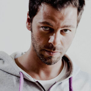 Christophe Maé – Portrait studio, capté dans un regard intense. Une lumière douce et naturelle révèle la profondeur de son expression et l’intensité de son charisme.
